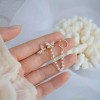 Серьга кафф парный Жемчужные бабочки. Цвет золото 